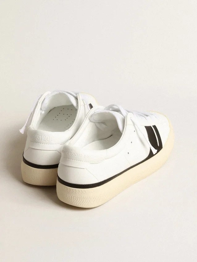 Yatay Modell 1B – nachhaltiger Sneaker mit weissem, biobasiertem Obermaterial und schwarzem Y