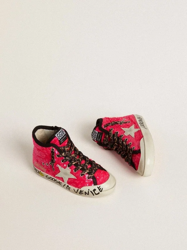 Young Francy mit Pailletten, eisgrauem Wildlederstern und Schnürsenkeln mit Animal-Print