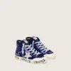 Young Francy Penstar in blauen Pailletten mit weissem Stern aus Wildleder