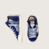 Young Francy Penstar in blauen Pailletten mit weissem Stern aus Wildleder