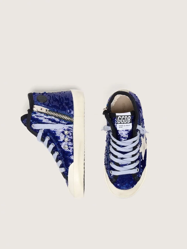 Young Francy Penstar in blauen Pailletten mit weissem Stern aus Wildleder