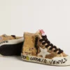 Young Francy Penstar mit goldenen Pailletten und eisgrauem Wildlederstern
