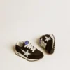 Young Marathon aus schwarzem Nylon mit aufgedrucktem Stern und Lederlasche an der Ferse
