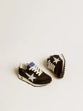 Young Marathon aus schwarzem Nylon mit aufgedrucktem Stern und Lederlasche an der Ferse