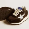 Young Marathon aus schwarzem Nylon mit aufgedrucktem Stern und Lederlasche an der Ferse