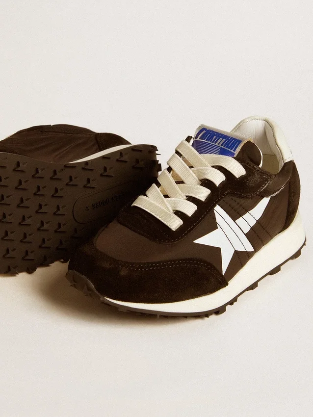 Young Marathon aus schwarzem Nylon mit aufgedrucktem Stern und Lederlasche an der Ferse