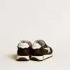 Young Marathon aus schwarzem Nylon mit aufgedrucktem Stern und Lederlasche an der Ferse