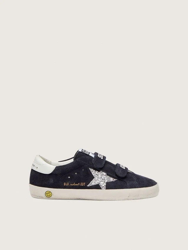 «Young Old School» aus blauem Wildleder mit silbernem Glitzerstern und weisser Lederlasche an der Ferse