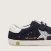 «Young Old School» aus blauem Wildleder mit silbernem Glitzerstern und weisser Lederlasche an der Ferse