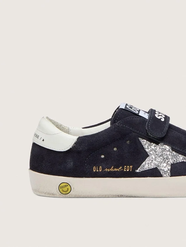 «Young Old School» aus blauem Wildleder mit silbernem Glitzerstern und weisser Lederlasche an der Ferse