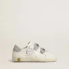 «Young Old School» aus weissem Leder mit silberner Fersenlasche und Riemen aus Swarovski-Kristallen