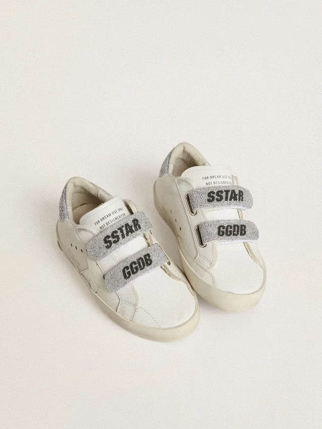 «Young Old School» aus weissem Leder mit silberner Fersenlasche und Riemen aus Swarovski-Kristallen