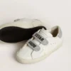 «Young Old School» aus weissem Leder mit silberner Fersenlasche und Riemen aus Swarovski-Kristallen