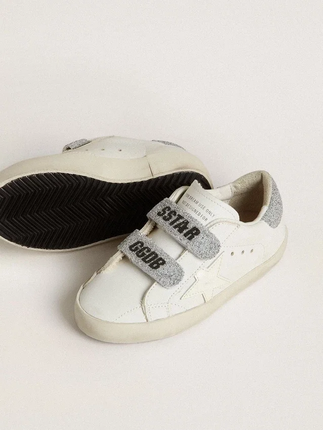 «Young Old School» aus weissem Leder mit silberner Fersenlasche und Riemen aus Swarovski-Kristallen