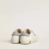 «Young Old School» aus weissem Leder mit silberner Fersenlasche und Riemen aus Swarovski-Kristallen