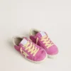 Young Super-Star aus rosa Wildleder mit hellgelbem Stern und Fersenlasche