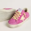 Young Super-Star aus rosa Wildleder mit hellgelbem Stern und Fersenlasche