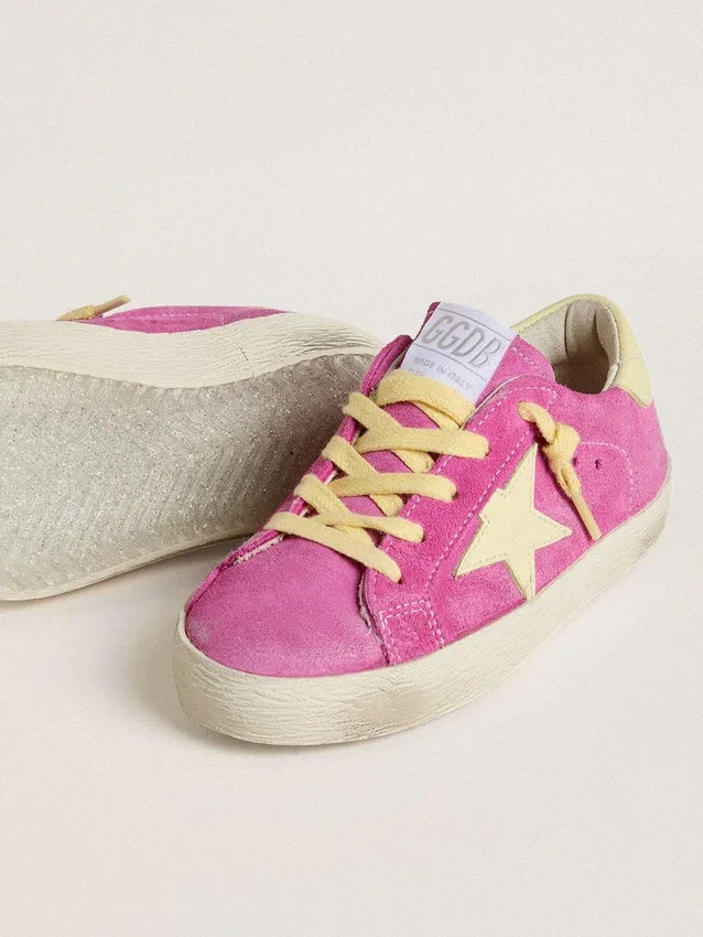Young Super-Star aus rosa Wildleder mit hellgelbem Stern und Fersenlasche