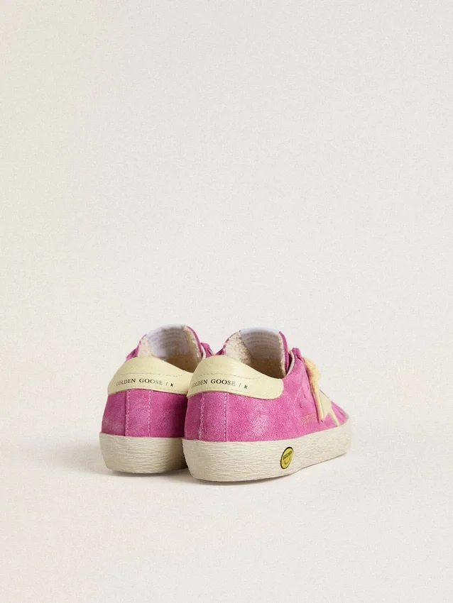 Young Super-Star aus rosa Wildleder mit hellgelbem Stern und Fersenlasche