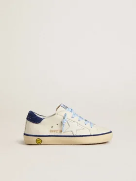 «Young Super-Star» aus weissem Leder mit blauer Fersenlasche aus Wildleder