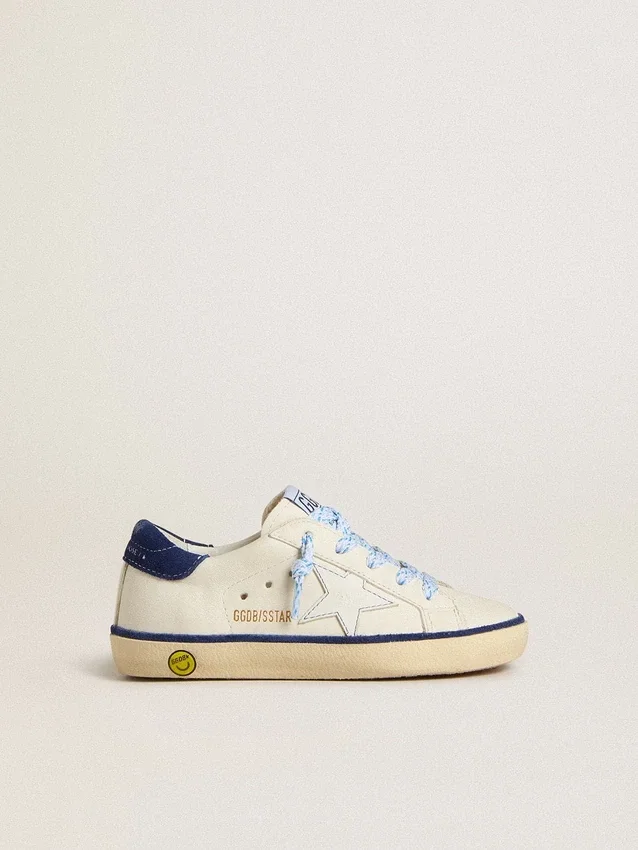«Young Super-Star» aus weissem Leder mit blauer Fersenlasche aus Wildleder