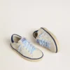 «Young Super-Star» aus weissem Leder mit blauer Fersenlasche aus Wildleder