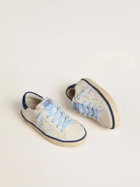 «Young Super-Star» aus weissem Leder mit blauer Fersenlasche aus Wildleder