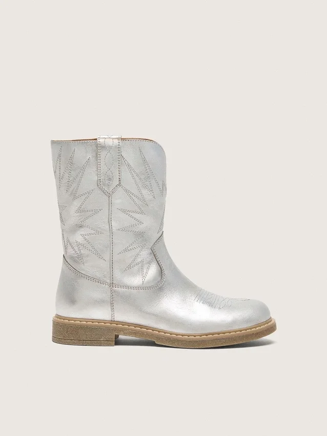 «Young Wish»-Stiefel aus silbernem Metallic-Leder mit Sternstickerei