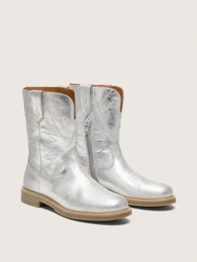 «Young Wish»-Stiefel aus silbernem Metallic-Leder mit Sternstickerei