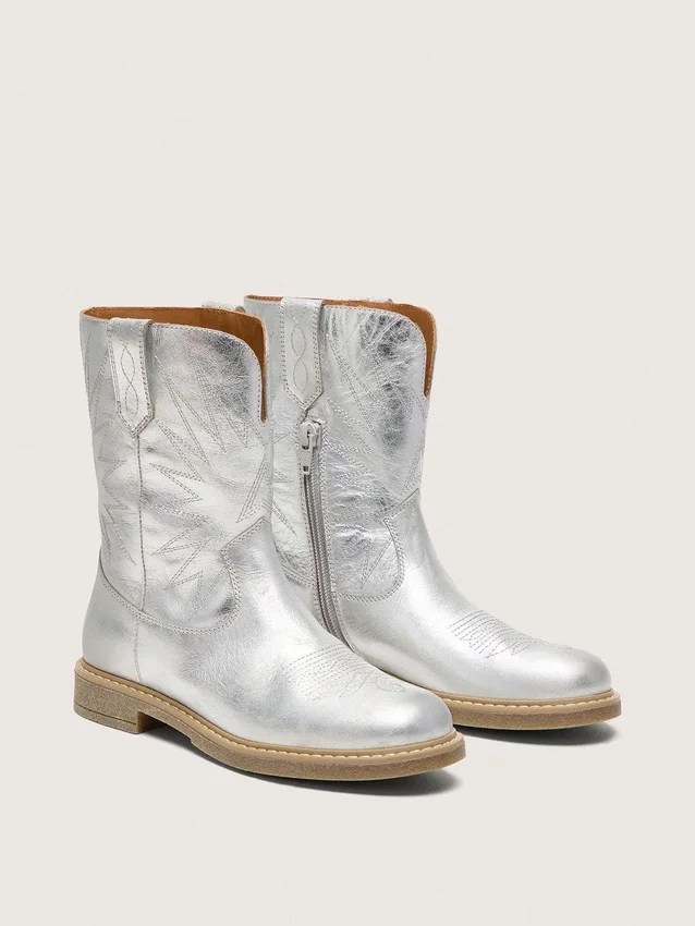 «Young Wish»-Stiefel aus silbernem Metallic-Leder mit Sternstickerei