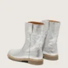 «Young Wish»-Stiefel aus silbernem Metallic-Leder mit Sternstickerei