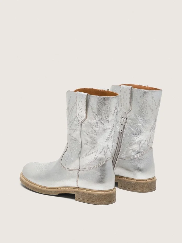 «Young Wish»-Stiefel aus silbernem Metallic-Leder mit Sternstickerei