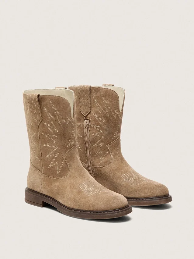 «Young Wish»-Stiefel aus taubengrauem Wildleder mit Sternstickerei