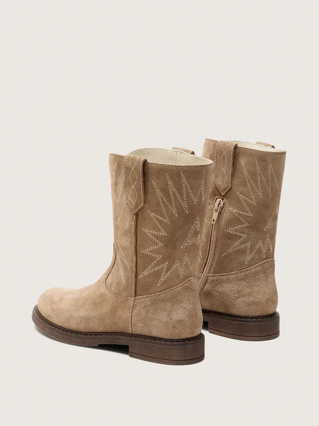 «Young Wish»-Stiefel aus taubengrauem Wildleder mit Sternstickerei