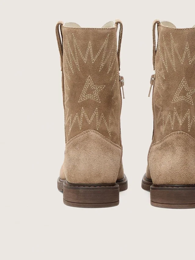 «Young Wish»-Stiefel aus taubengrauem Wildleder mit Sternstickerei