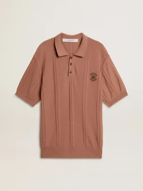 Ziegelrotes Herren-Polo mit gesticktem Logo.
