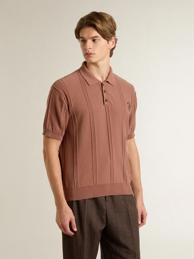 Ziegelrotes Herren-Polo mit gesticktem Logo.