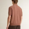 Ziegelrotes Herren-Polo mit gesticktem Logo.