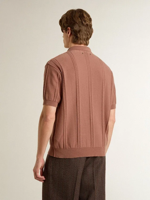 Ziegelrotes Herren-Polo mit gesticktem Logo.