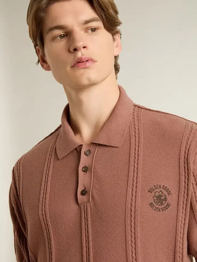 Ziegelrotes Herren-Polo mit gesticktem Logo.