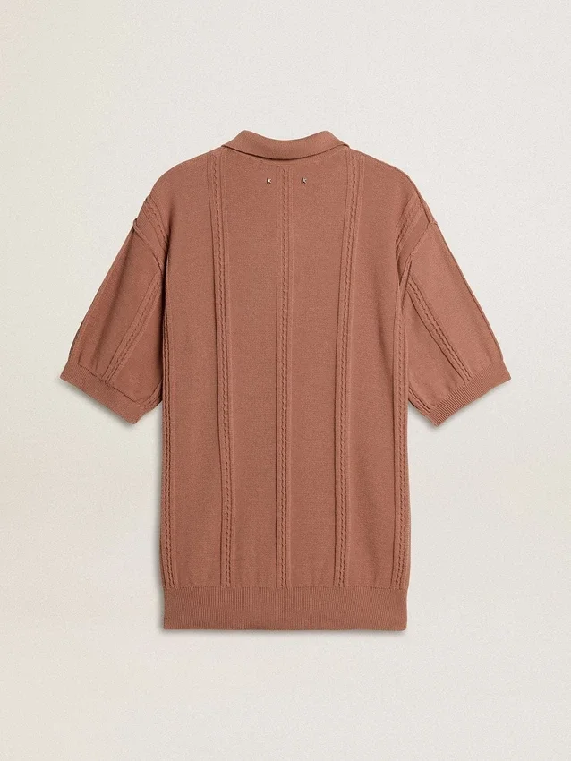 Ziegelrotes Herren-Polo mit gesticktem Logo.